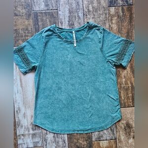 Leo & Nicole Green Acid Wash Knit Tee Crochet Trim Medium EUC